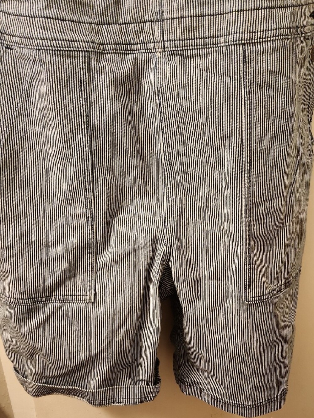 Duluth Striped Denim Short Overalls with Adjustable Black Straps Size L - Picture 6 of 8